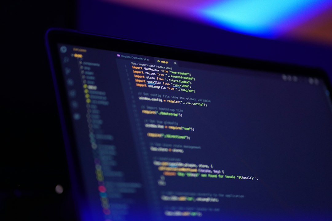 Farbig hervorgehobener Programmcode auf einem Laptop als Symbol für GitHub Copilot
