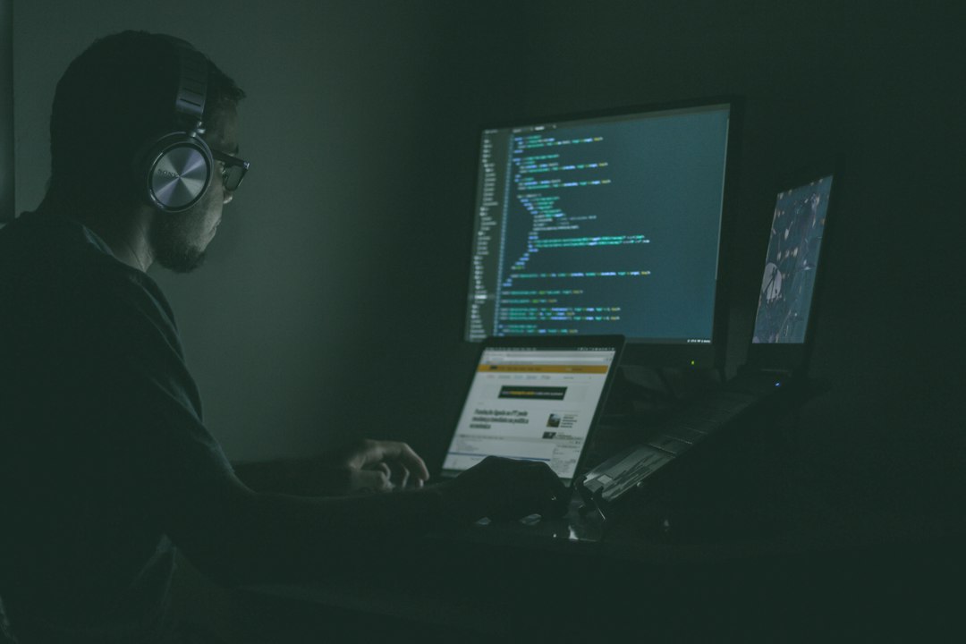 Entwicklerarbeitsplatz als Symbolbild für das GitLab-Sicherheitsupdate
