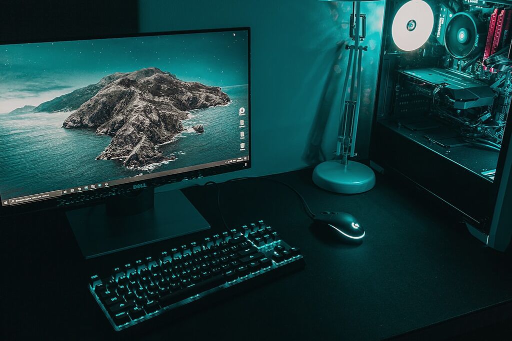 Linux-Arbeitsplatz mit Monitor und Tastatur