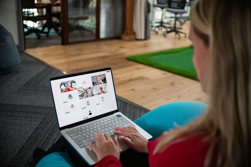Videokonferenz am Laptop