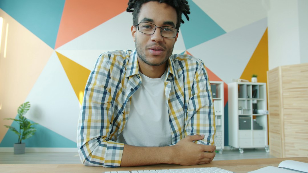 Person in einer Videokonferenz