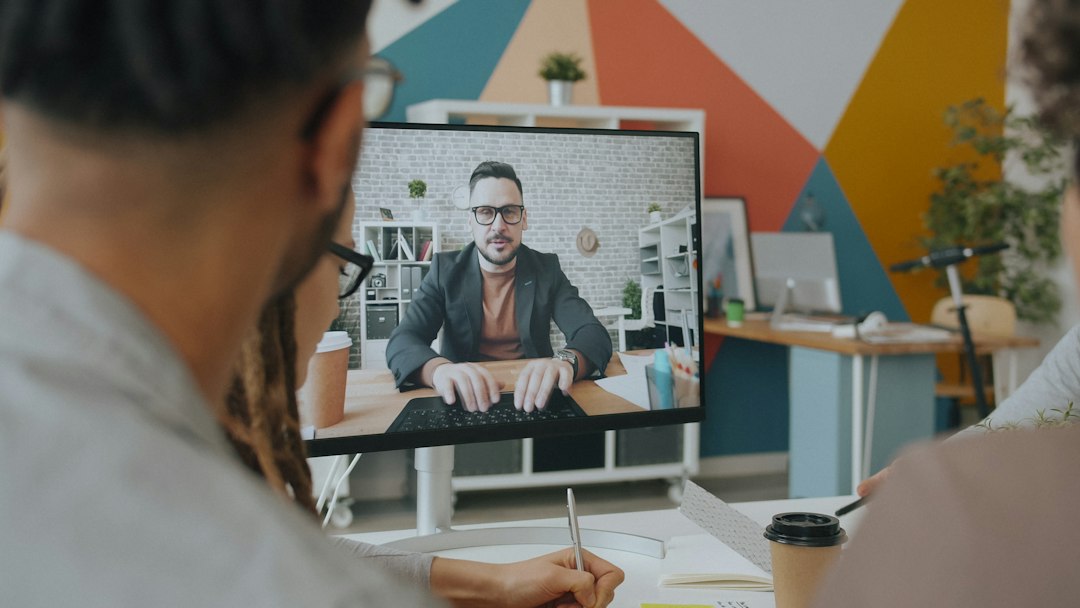 Team verfolgt eine Videokonferenz