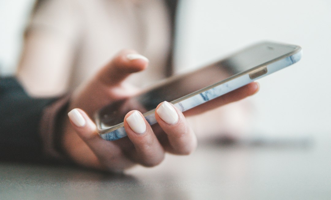 Smartphone in der Hand als Symbolbild für KI-gestützte Telefonate