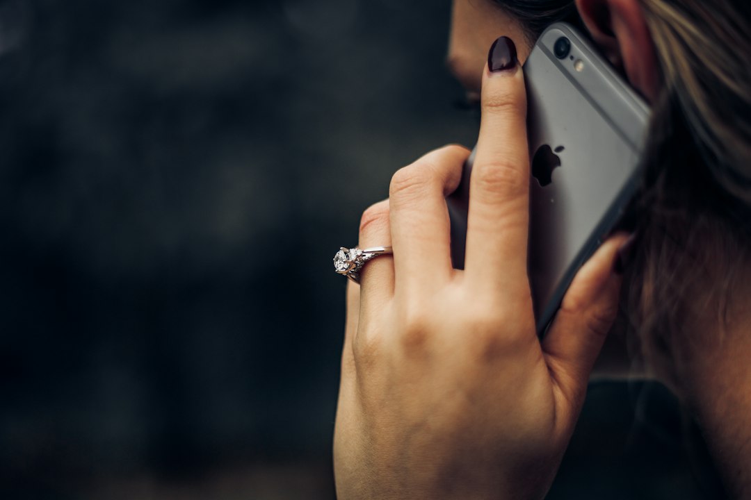 Telefonierende Person als Symbolbild für Gemini Call for Me