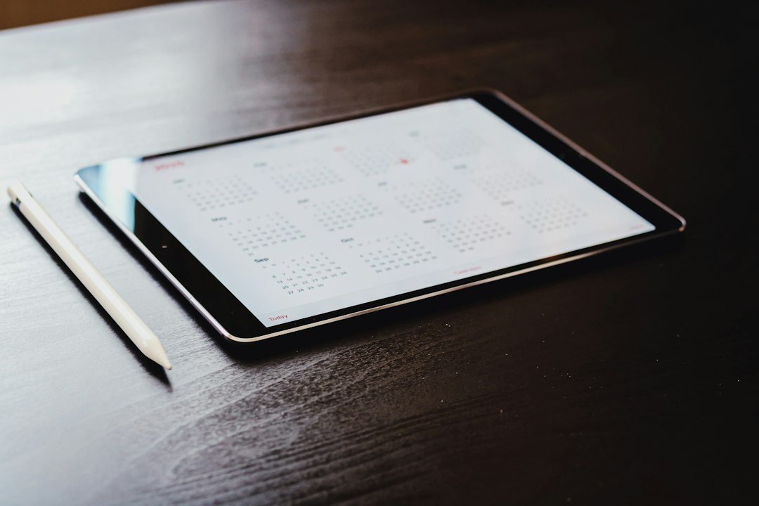 Tablet auf einem Schreibtisch für Terminplanung