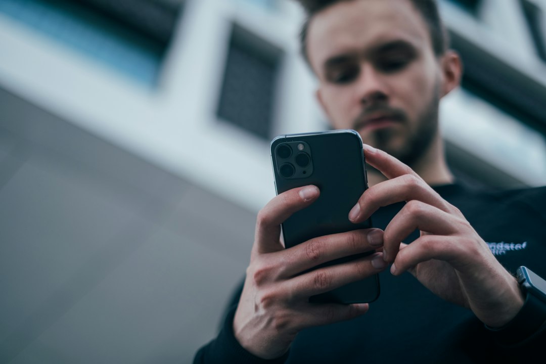 Smartphone-Nutzung als Symbolbild für Google-Standortdaten