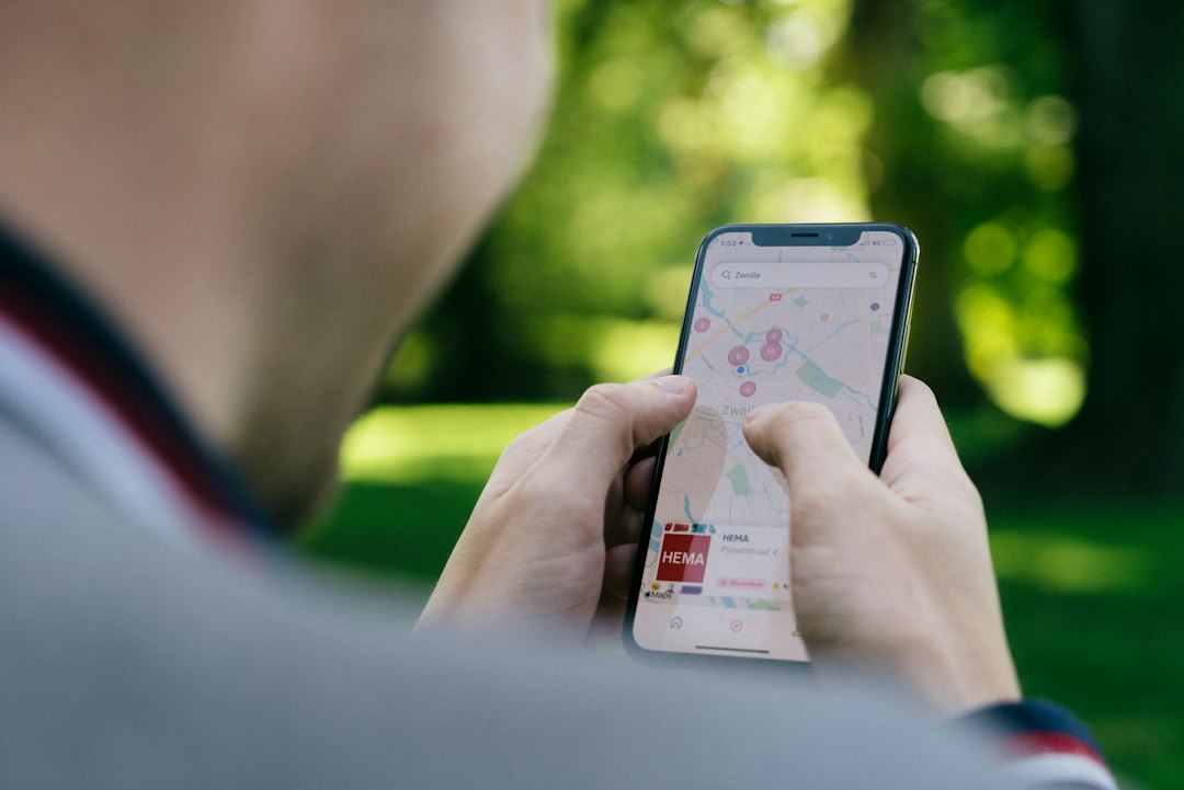 Smartphone als Symbolbild für Google-Kontoeinstellungen und Standortdaten