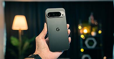 Google-Pixel-Smartphone in der Hand