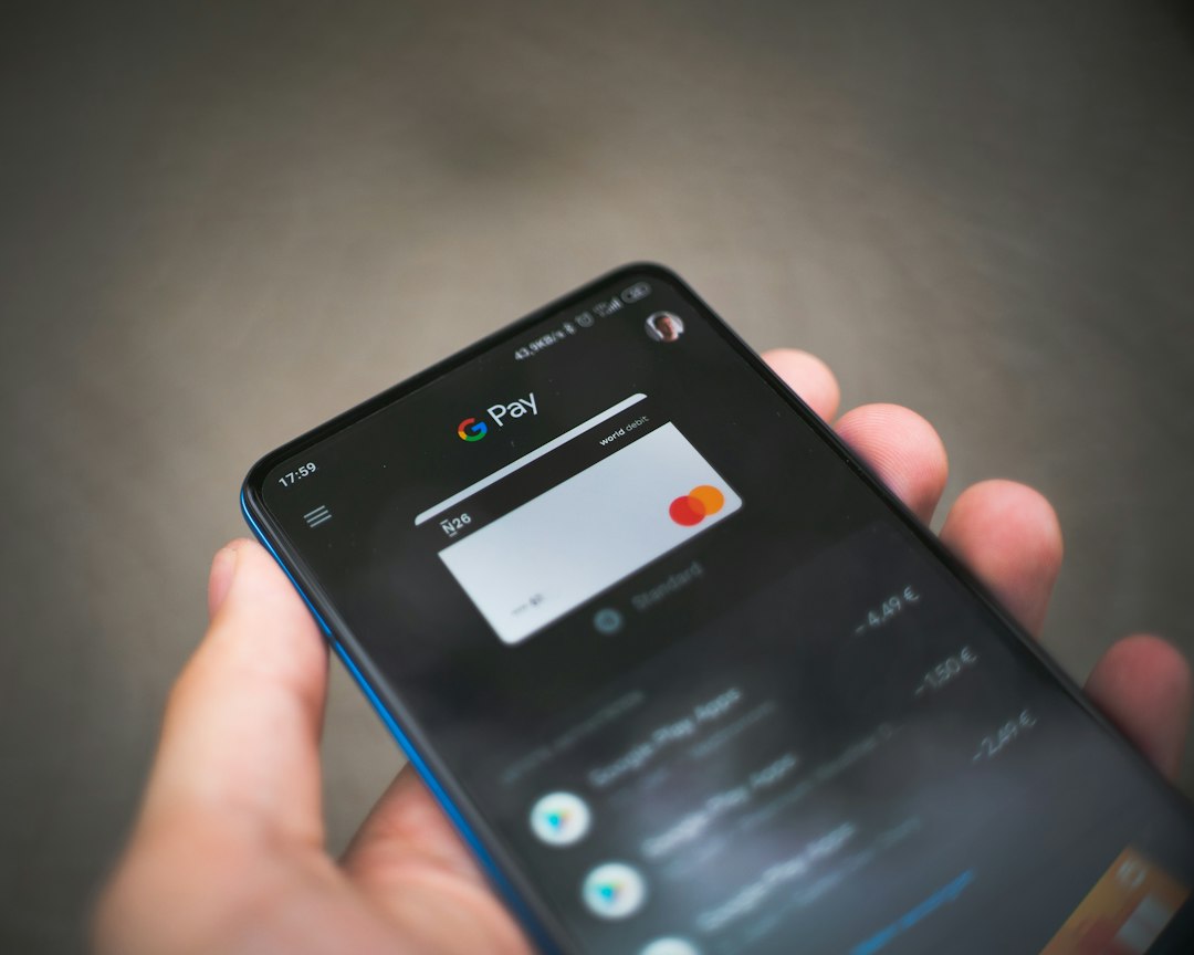 Android-Smartphone mit Apps als Symbol für Google Play
