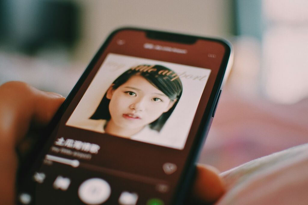Smartphone mit Gesicht auf dem Display