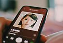 Smartphone mit Gesicht auf dem Display