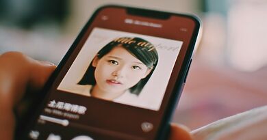 Smartphone mit Gesicht auf dem Display