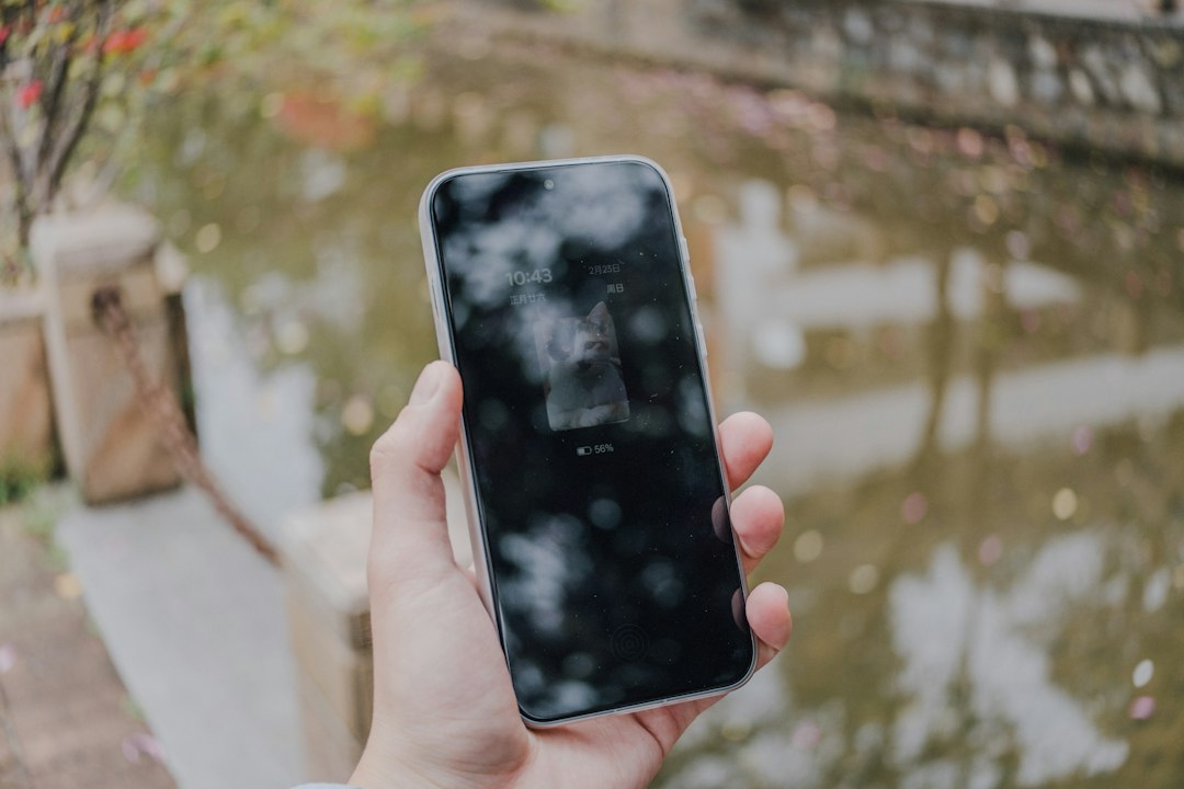 Smartphone mit spiegelndem Display