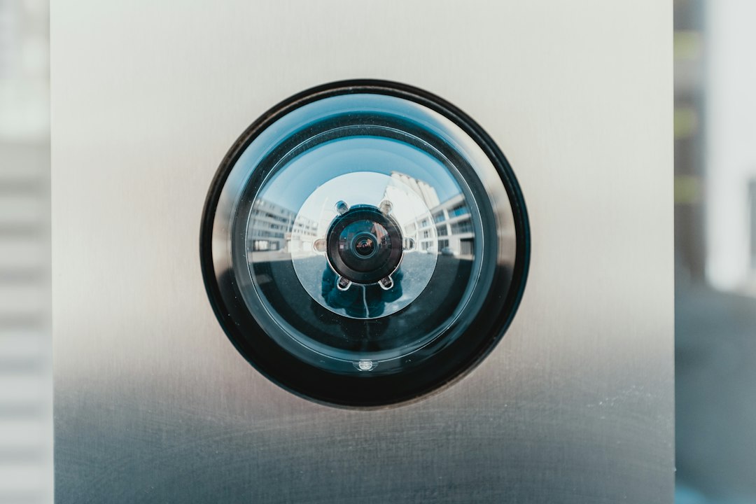 Nahaufnahme eines Kameraobjektivs als Symbol für Aufnahmen und Privatsphäre