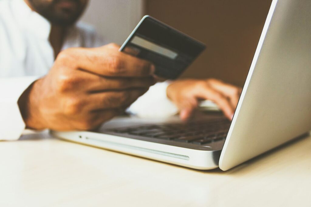 Online-Einkauf mit Kreditkarte als Symbol für KI-Shopping-Agenten
