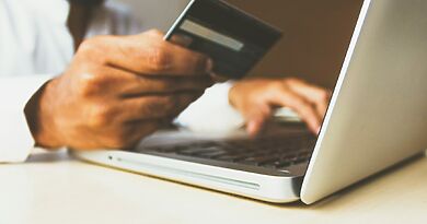 Online-Einkauf mit Kreditkarte als Symbol für KI-Shopping-Agenten