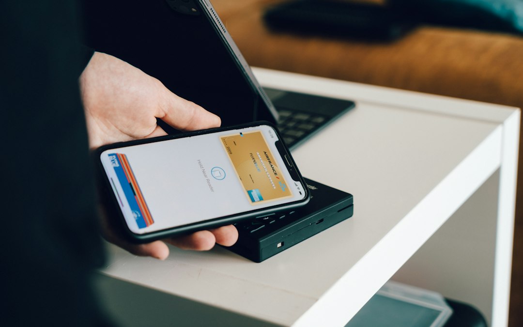 Kontaktlose Smartphone-Zahlung als Symbol für sichere KI-Einkäufe