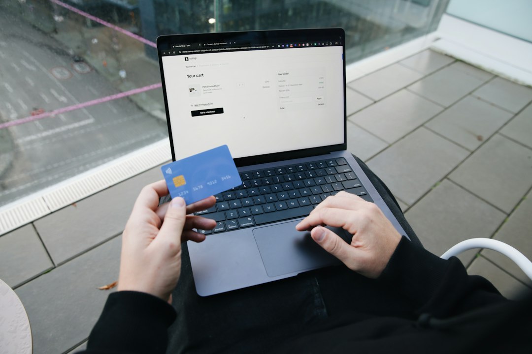 Laptop und Kreditkarte als Symbol für Zahlungen durch KI-Agenten
