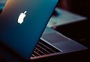 MacBook als Symbolbild für Schadsoftware auf macOS