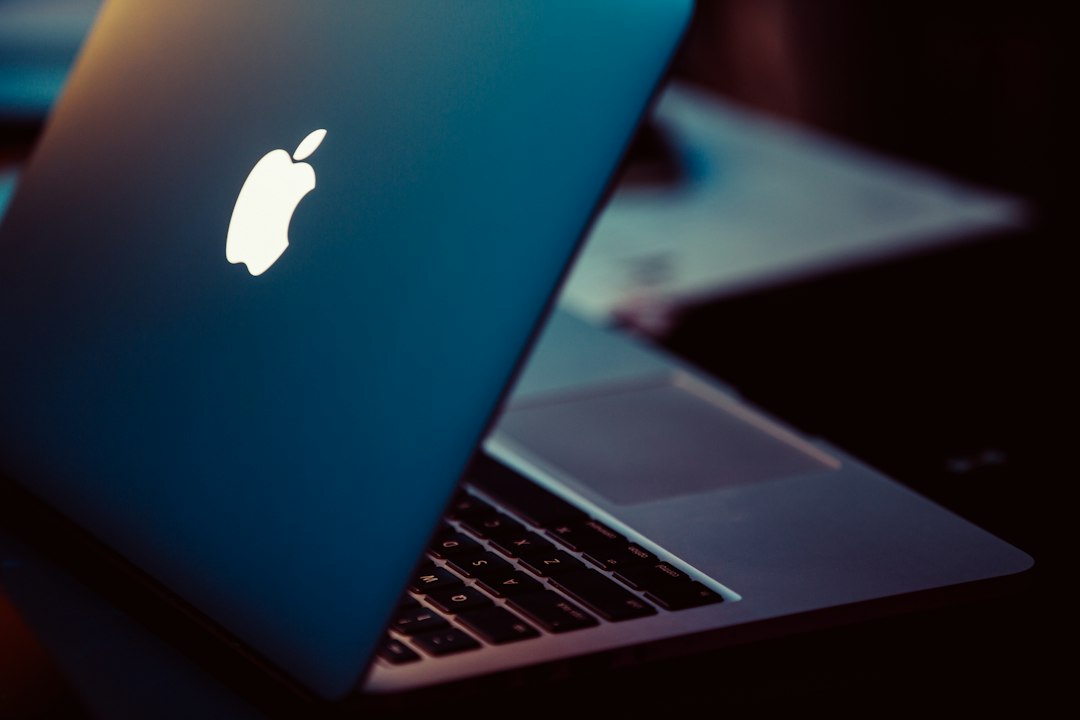 MacBook als Symbolbild für Schadsoftware auf macOS