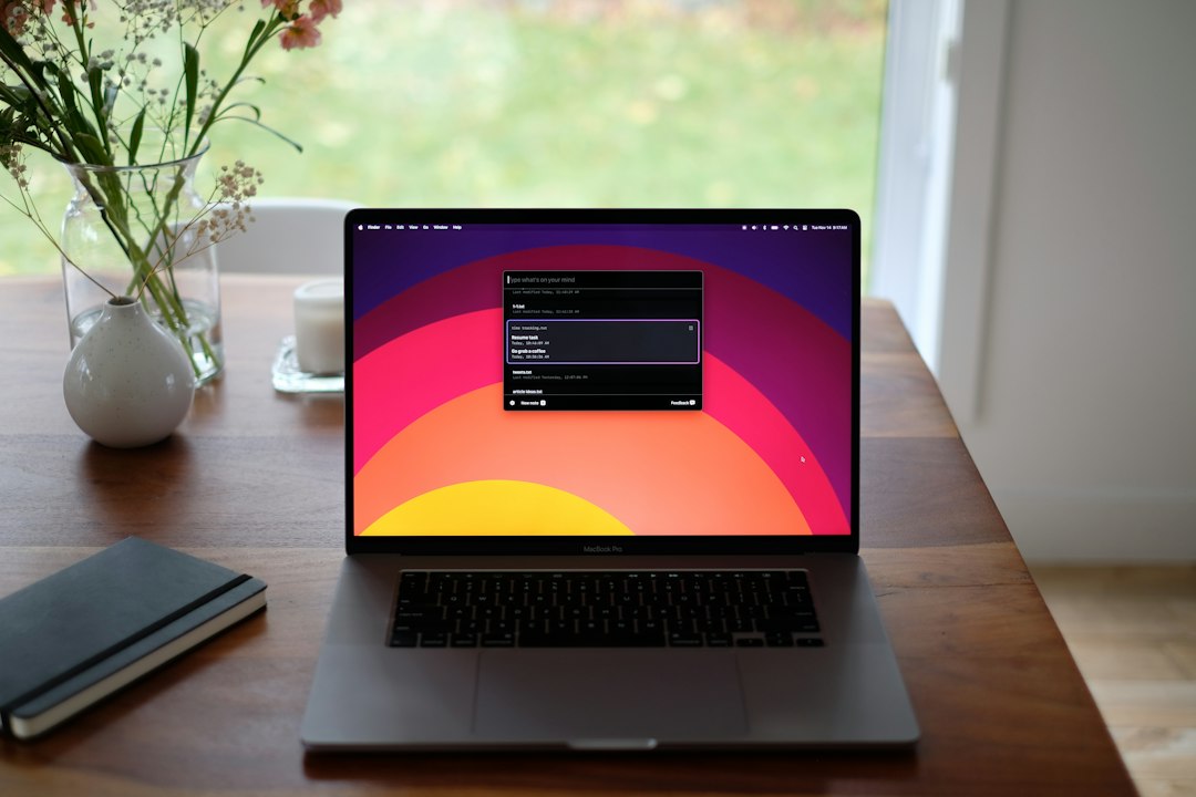Laptop auf einem Schreibtisch als Symbolbild für Mac-Malware