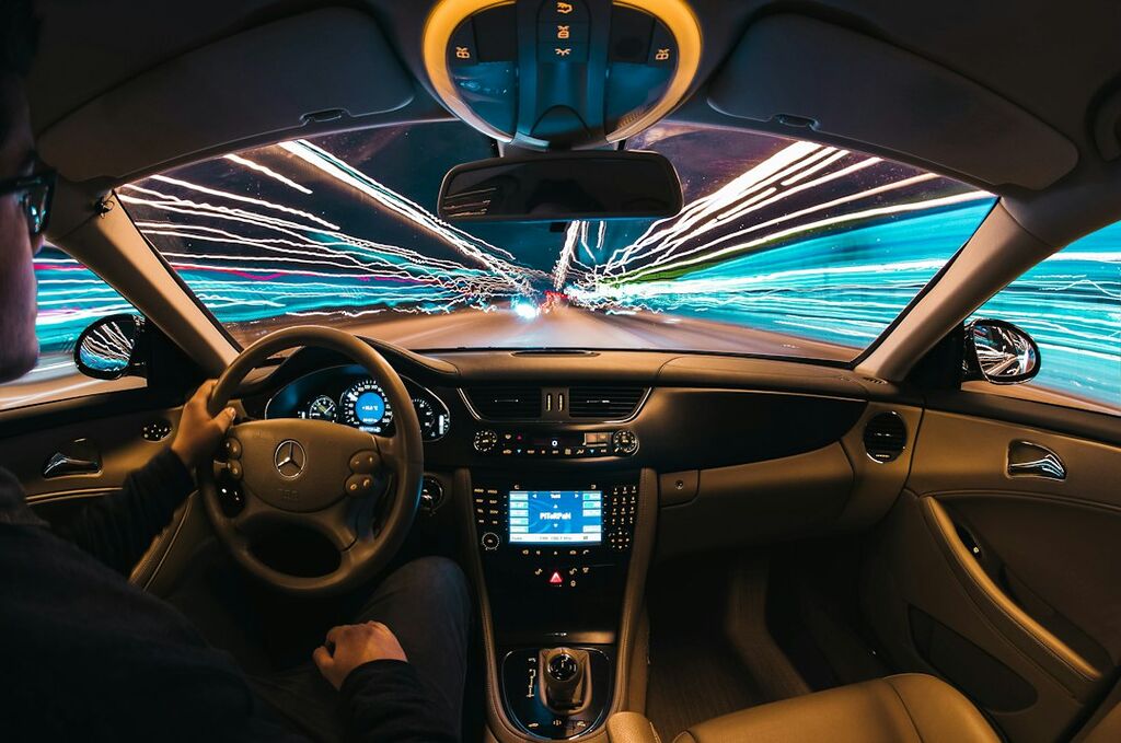 Auto im Straßenverkehr als Symbolbild für automatisiertes Fahren