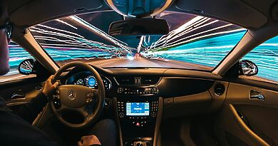 Auto im Straßenverkehr als Symbolbild für automatisiertes Fahren