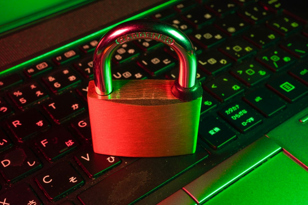 Vorhängeschloss auf Tastatur als Symbol für Token- und Kontosicherheit