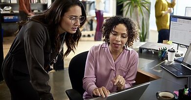 Microsoft 365 Arbeitsplatz mit Laptop und Microsoft-365-Anwendungen