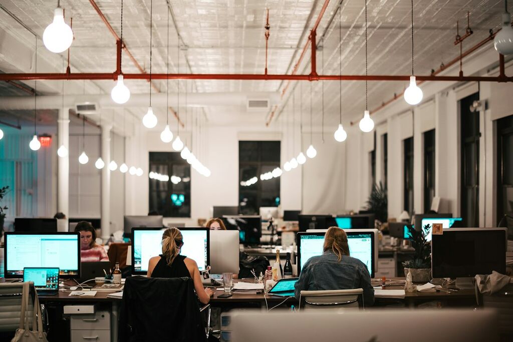 Arbeit am Computer in einem modernen Büro