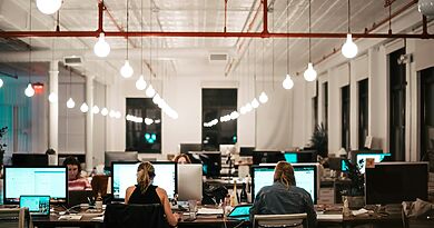 Arbeit am Computer in einem modernen Büro