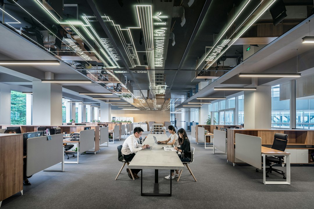 Team arbeitet gemeinsam im Büro