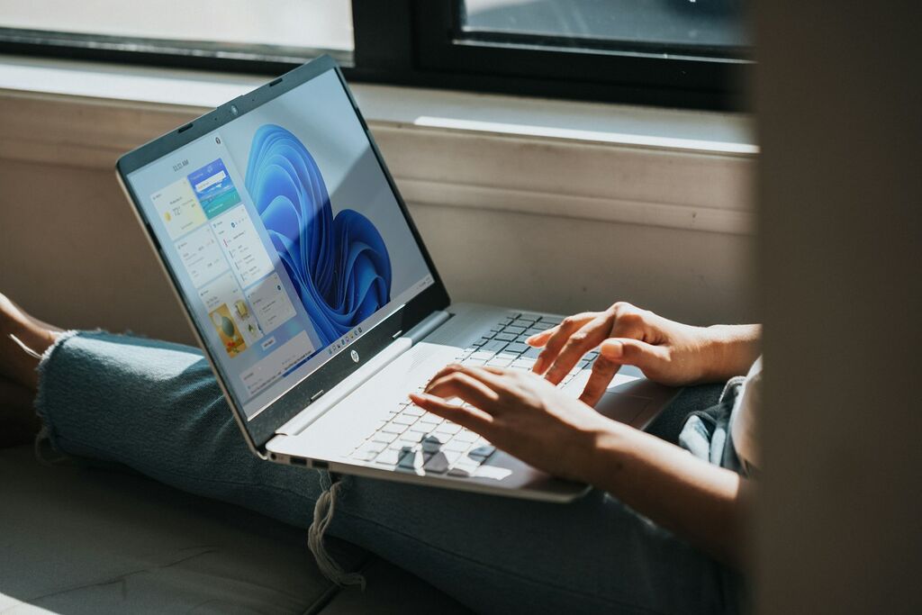 Person nutzt einen Windows-11-Laptop – Symbolbild für die Anmeldung am Microsoft-Konto