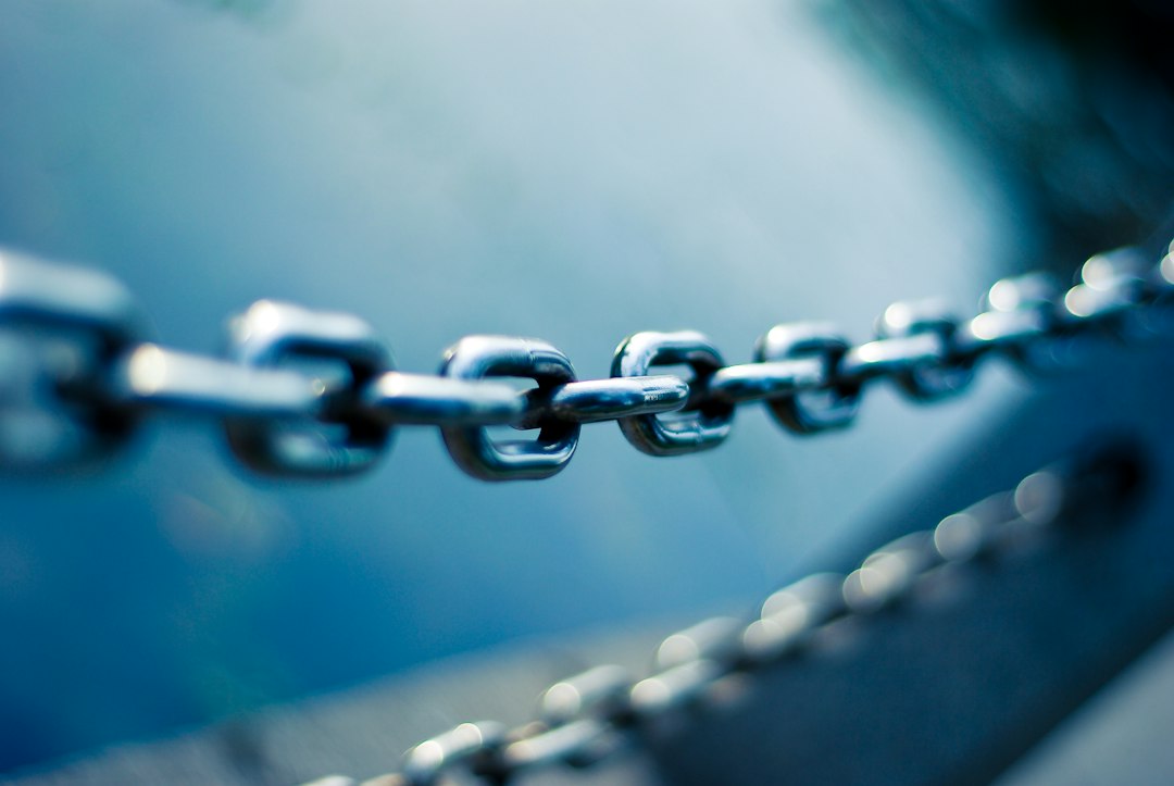 Metallkette als Symbol für eine kompromittierte Software-Lieferkette
