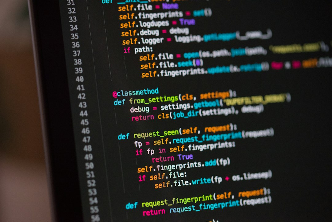 Quellcode auf einem Bildschirm als Symbol für einen Coding-Agenten
