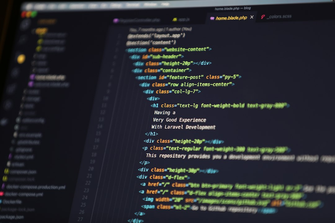 Webcode auf einem Bildschirm als Symbol für Sandbox-Ausbrüche