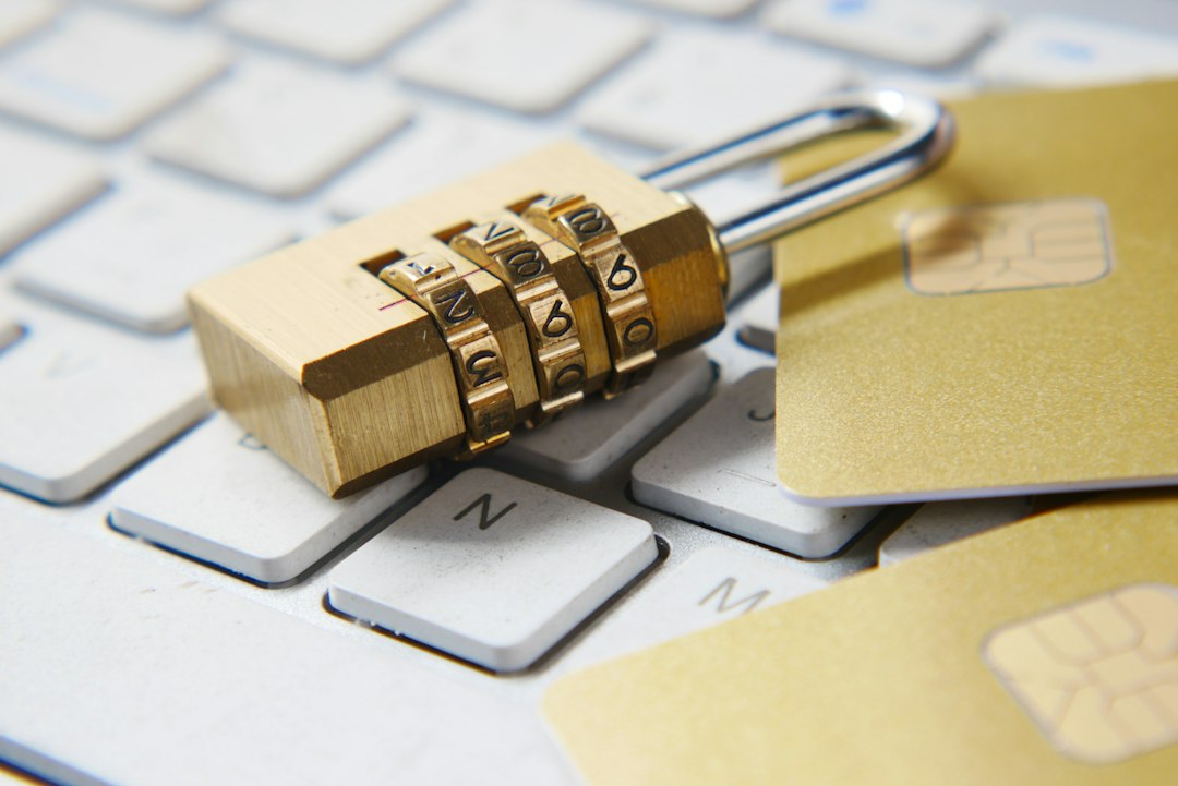 Vorhängeschloss auf einer Computertastatur als Symbol für das sichere Aufbewahren eines Verschlüsselungsschlüssels