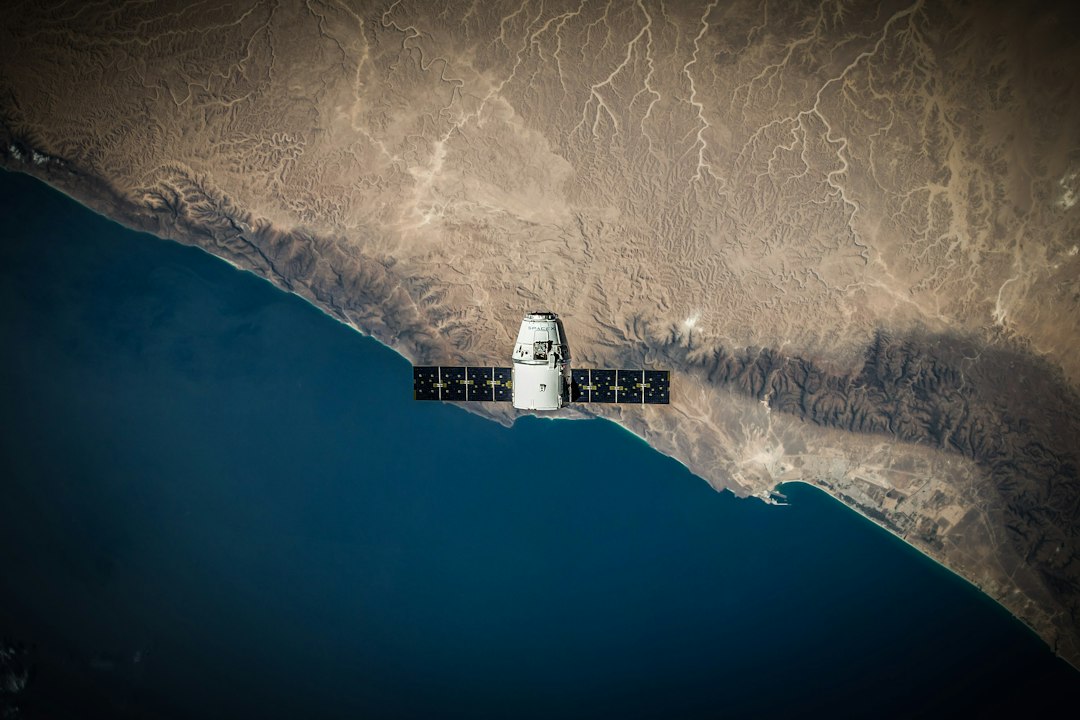 Satellit über der Erde als Symbolbild für Project Suncatcher