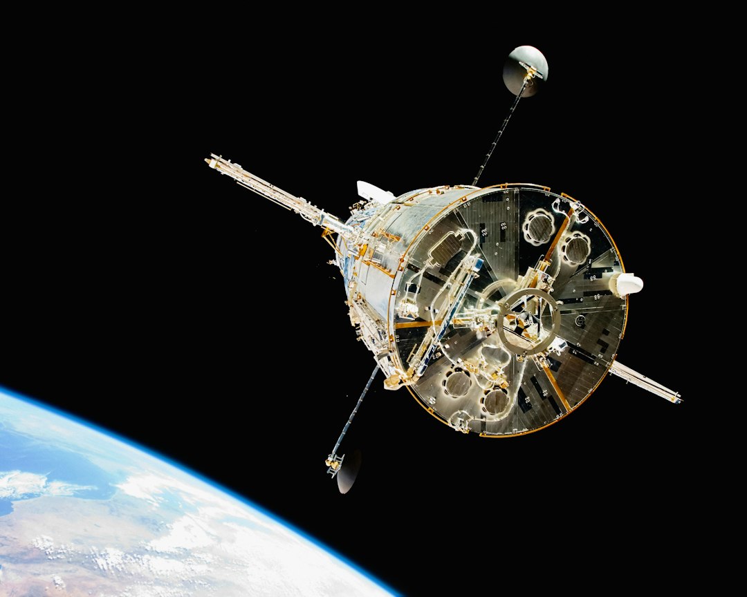 Satellit im Erdorbit als Symbolbild für Googles Project Suncatcher