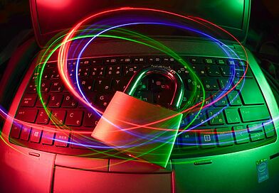 Vorhängeschloss auf einem Laptop als Symbolbild für Webmail-Sicherheit
