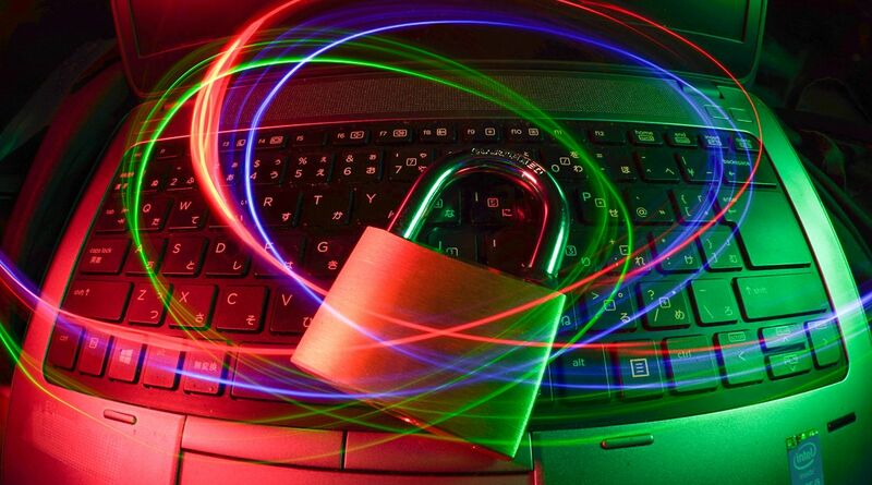 Vorhängeschloss auf einem Laptop als Symbolbild für Webmail-Sicherheit