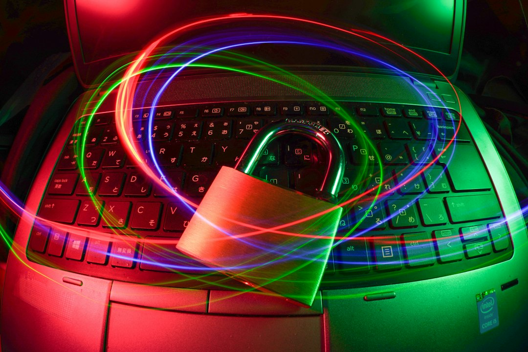 Vorhängeschloss auf einem Laptop als Symbolbild für Webmail-Sicherheit