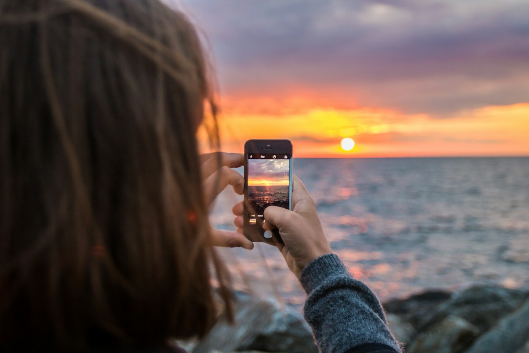 Fotoaufnahme mit Smartphone als Symbolbild für Cloud-Fotosicherung