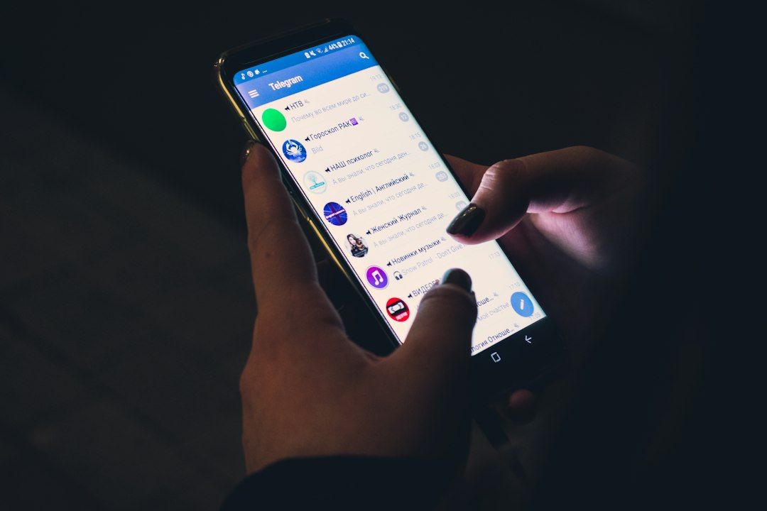 Person mit Smartphone als Symbol für die Signal-Anmeldung