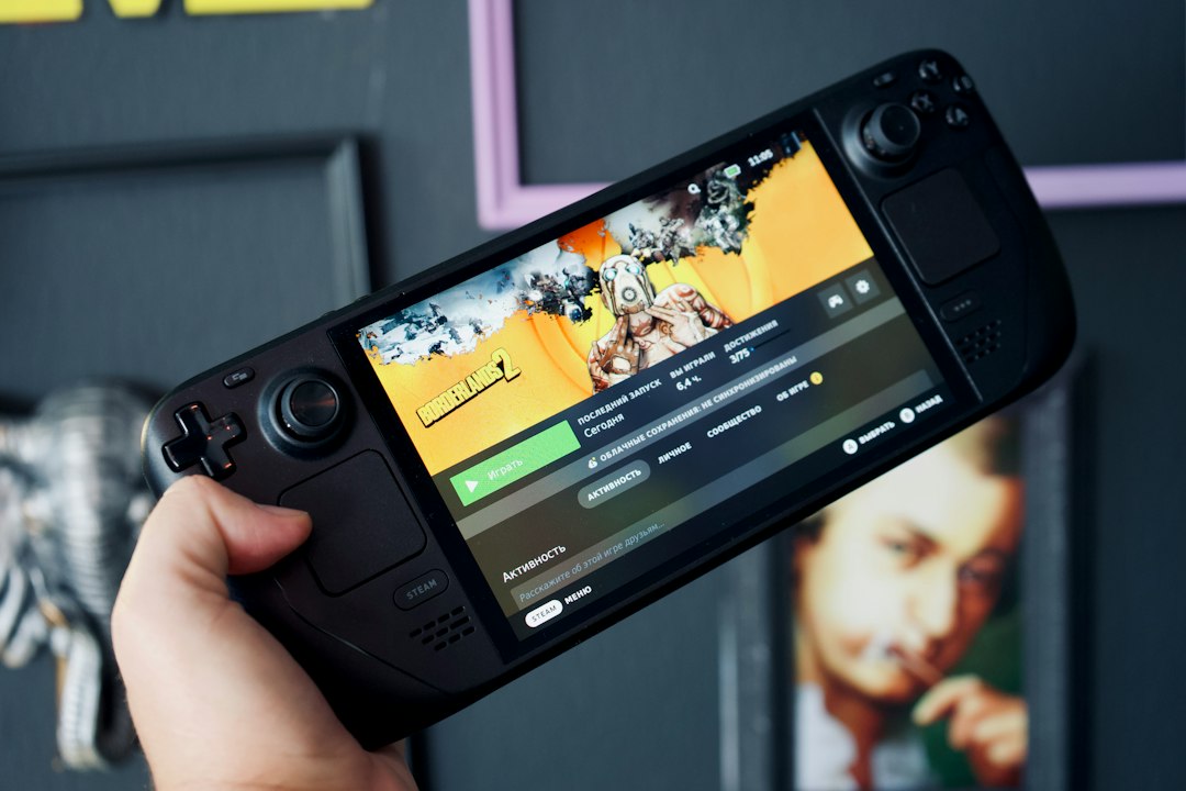 Mobiles Gaminggerät in der Hand