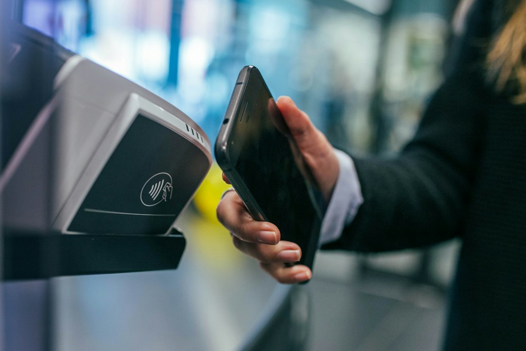 Smartphone bei einer digitalen Zahlung als Symbolbild für Wero