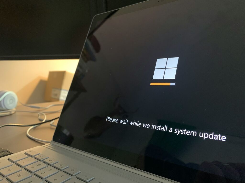 Laptop mit Windows-Update-Bildschirm als Symbol für eine fehlgeschlagene Windows-10-Installation