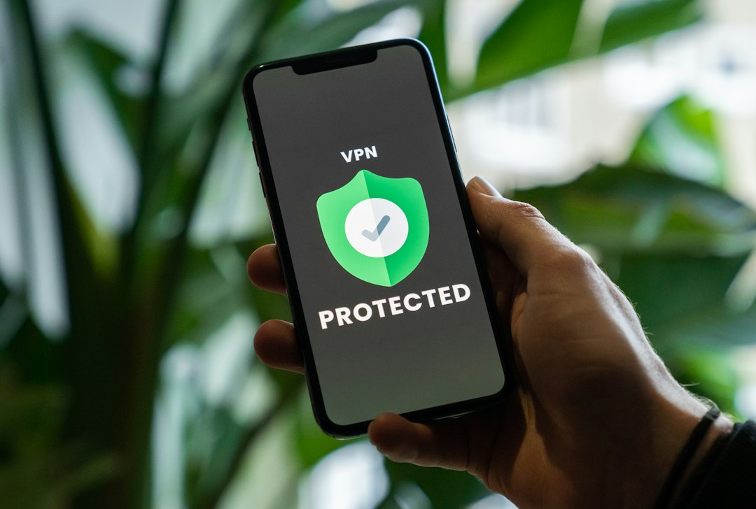 Smartphone mit Netzwerkdarstellung als Symbolbild für VPN-Verbindungen