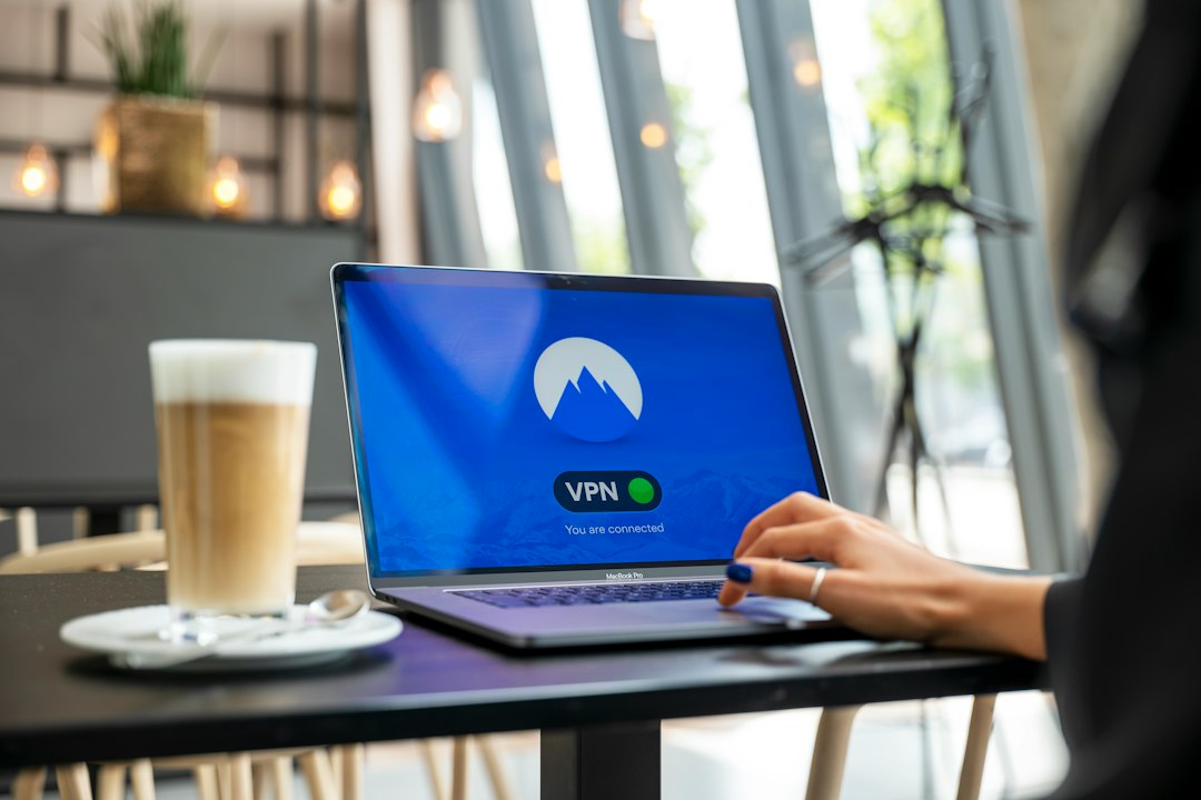 Person arbeitet an einem Laptop als Symbolbild für Unternehmens-VPN