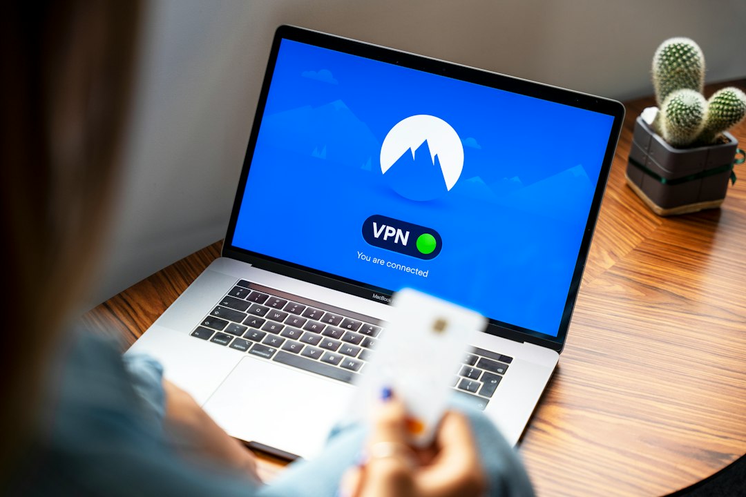 Notebook auf einem Tisch als Symbolbild für Remote-Zugriff und VPN